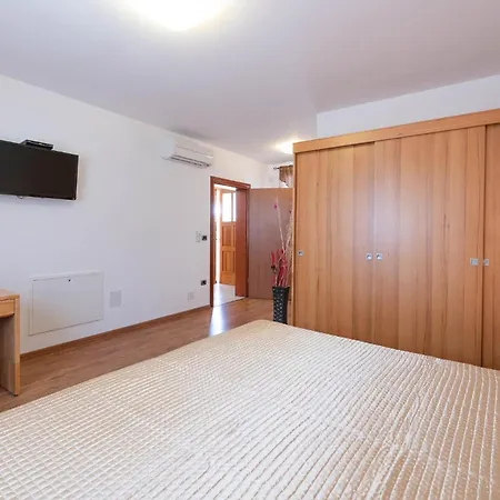 Holiday home Stunning In Hr-52215 With Wifi *