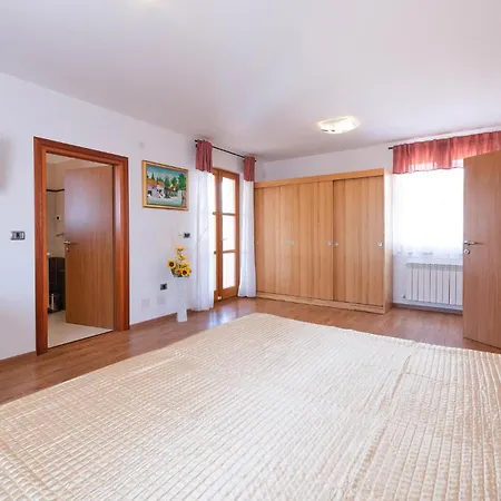 Stunning In Hr-52215 With Wifi Holiday home