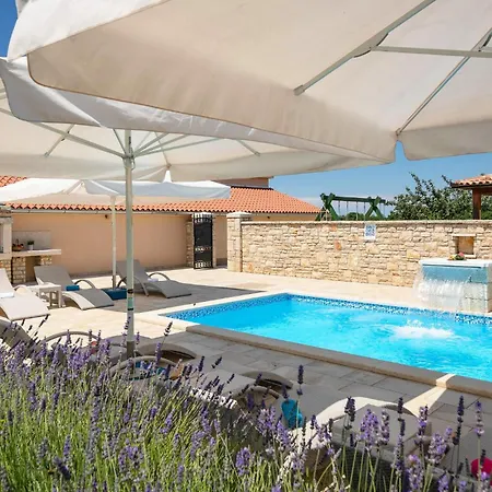 Stunning In Hr-52215 With Wifi Holiday home