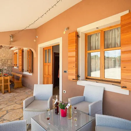 Holiday home Stunning In Hr-52215 With Wifi Vodnjan