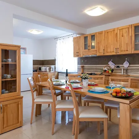 Holiday home Stunning In Hr-52215 With Wifi