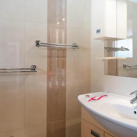 Stunning In Hr-52215 With Wifi Holiday home